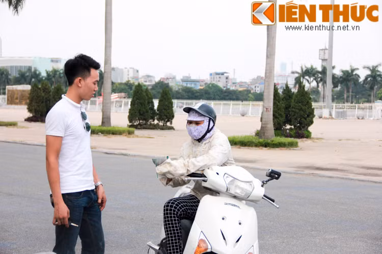 Khi được hỏi về số lượng mình vé mà mình đã bán được, một phe vé trả lời: "Khán đài C, D nhanh cháy hàng vì nó hợp lý với túi tiền người dân chứ khán đài A, B thì đắt quá nên khó bán".