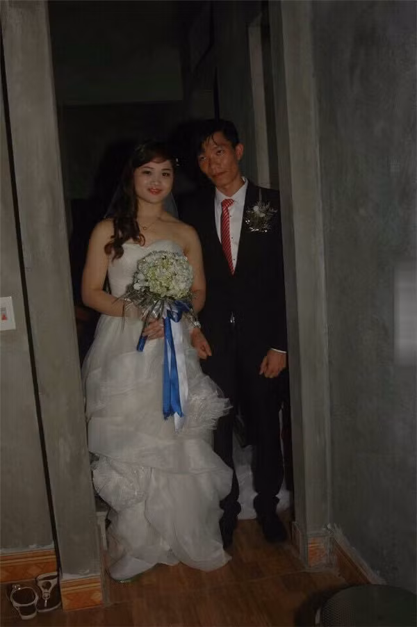 Mới đây, trên một fan page quy tụ số lượng lớn các thành viên đã chia sẻ bộ ảnh cưới của một đôi bạn trẻ khiến cộng đồng mạng cười nghiêng ngả. Bộ ảnh ghi lại toàn bộ quá trình làm lễ cưới của đôi tân lang- tân nương, từ lúc bái gia tiên đến khi tổ chức tiệc.