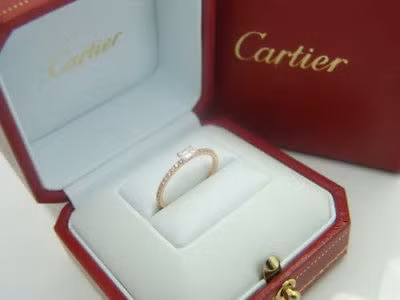 Mới đây, câu chuyện tặng nhẫn 80 triệu cho người yêu của một chàng trai đã được dân mạng chia sẻ rộng rãi. Mọi việc bắt nguồn từ phản ứng của cô gái ngay sau khi nhận quà của chàng trai.