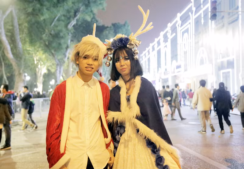 Trên phố đi bộ Hồ Gươm, một số bạn trẻ đam mê môn nghệ thuật Cosplay cũng tranh thủ hóa trang cho chủ đề Giáng sinh năm nay với những bộ cánh lộng lẫy.