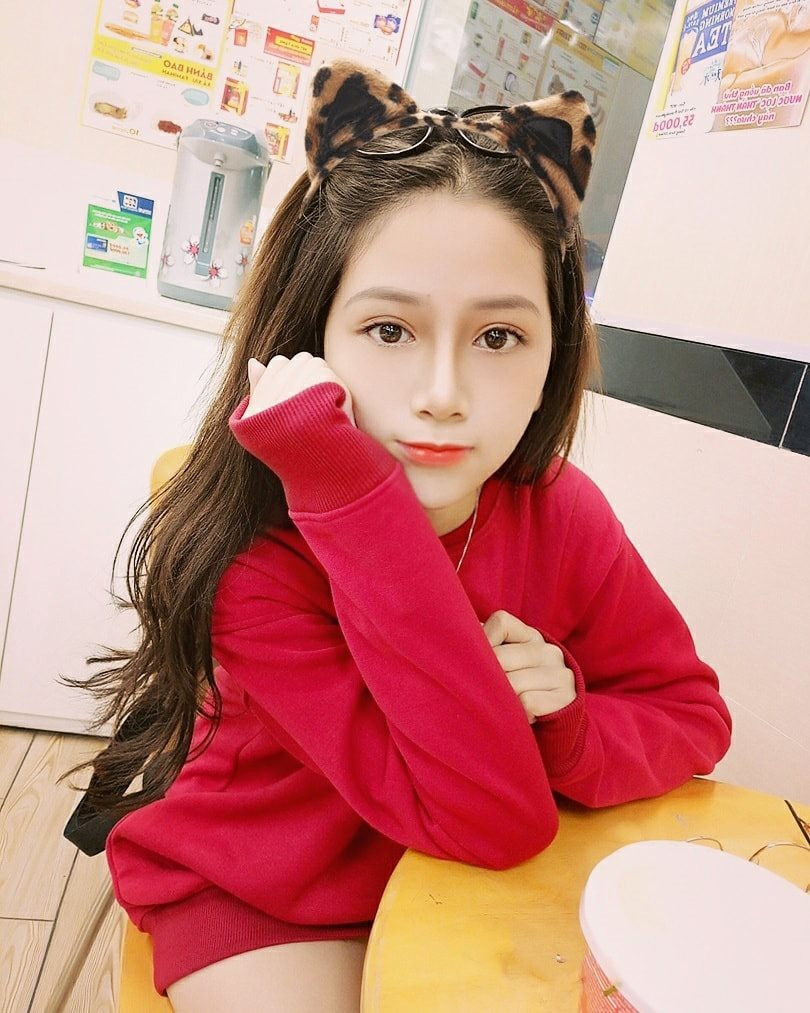 Với ngoại hình hơn người ở thời điểm hiện tại, Tú Nhi có rất nhiều "vệ tinh" xoay quanh và sẵn sàng dành tình cảm. Cô nàng cho biết cô rất hạnh phúc vì những tình cảm của mọi người dành cho mình.