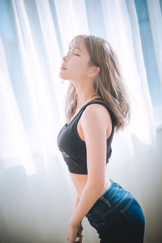 Không chỉ có làn da trắng mịn màng, khuôn mặt cực đẹp không thua kém các hot girl đình đám, Jang Hyun Seo còn sở hữu thân hình nuột nà với 3 vòng "chuẩn chỉ" khiến nhiều người phải trầm trồ tán thưởng.