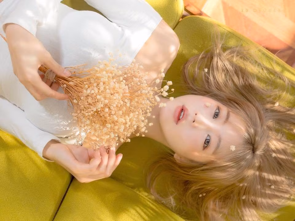 Rất nhiều chàng trai đã tìm đến quán để tận mắt ngắm và giao tiếp với Hyun Seo. Họ mời cô chụp selfie hoặc cố tình gọi nhiều đồ ăn hơn bình thường để có thể tương tác với người đẹp 24 tuổi.