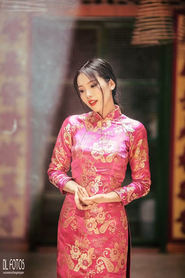 Nếu để ý trên trang cá nhân của Huỳnh Mai, nhiều người sẽ phát hiện ra rằng, cô bạn này rất thích khoe những bức ảnh xinh đẹp của mình trong bộ áo dài và cũng chính từ những bộ cánh mang màu "truyền thống" này đã đưa cái tên Huỳnh Mai đến gần với NHM hơn.