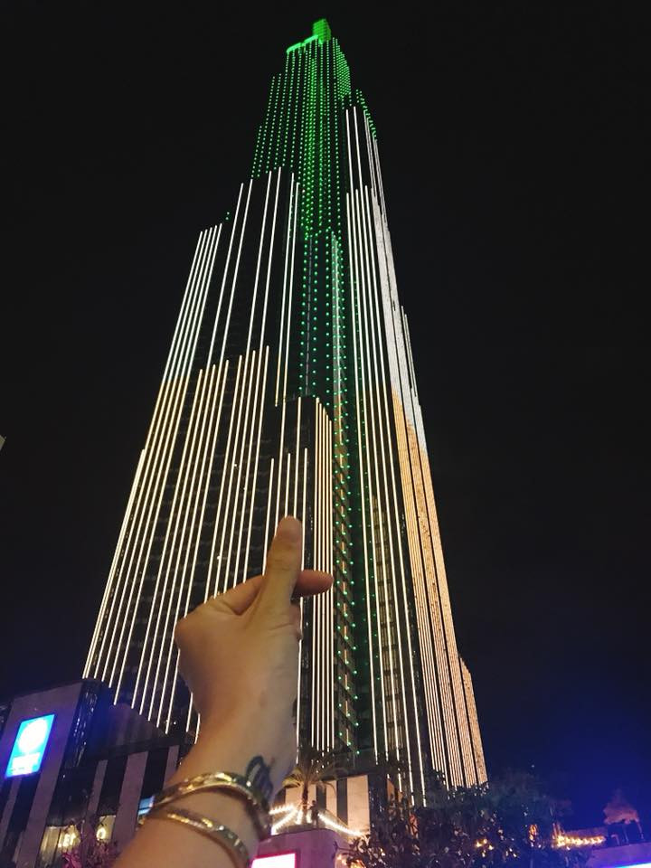 Theo miêu tả của một số dân mạng, nếu đứng từ xa nhìn tổ hợp trung tâm mua sắm The Landmark 81 chẳng khác gì ở New York từng xuất hiện trong những bộ phim của Mỹ.