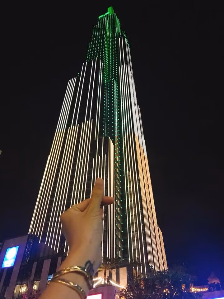 Theo miêu tả của một số dân mạng, nếu đứng từ xa nhìn tổ hợp trung tâm mua sắm The Landmark 81 chẳng khác gì ở New York từng xuất hiện trong những bộ phim của Mỹ.