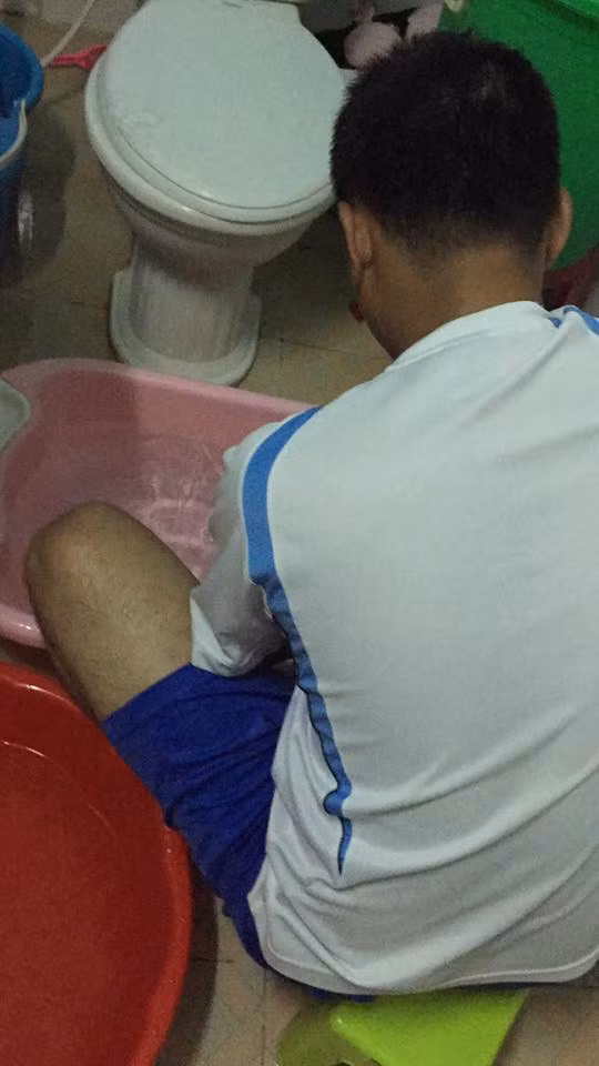 Sau khi những bức ảnh "ông bố nghiện con" được đăng tải, dân mạng hết lời khen ngợi độ chịu khó tâm lý của ông bố trẻ, thay vì chọn đồng hành cùng bạn bè trong những cuộc vui, ông bố này lại chọn cách lui về nhà, đỡ đần vợ, chăm con thơ giúp vợ.