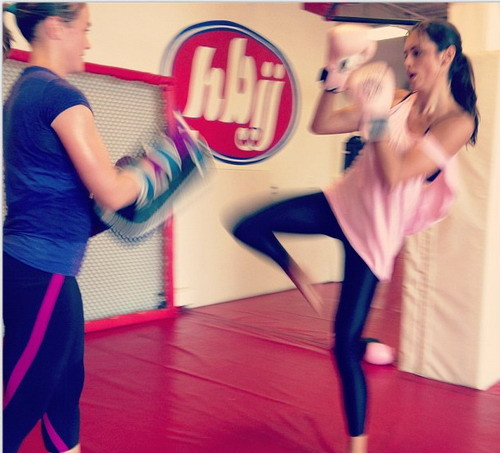 Amra Silajdzic là bạn gái cầu thủ của CLB AS Roma – Edin Dzeko. Cô nàng này đang tập luyện môn kick-boxing để nâng cao sức khỏe.