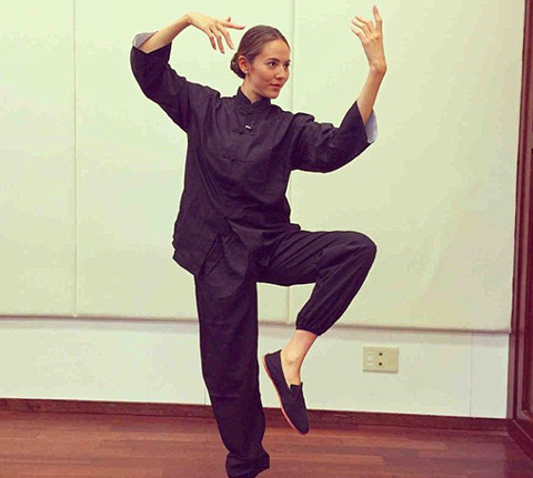 Jessica Michibata là vị hôn thê của tay đua nổi tiếng làng F1 Jenson Button. Cô nàng này đang theo tập môn Thái cực quyền. Năm ngoái, Jessica Michibata đã có show biểu diễn môn võ Thái cực quyền trên sóng truyền hình Nhật Bản. 