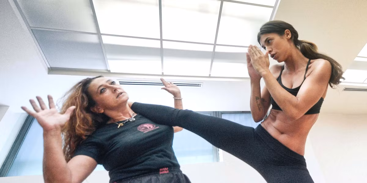 Krav Maga được xem là võ có các đòn thế rất thực tế, chú trọng vào các tình huống thực tế, đồng thời được đánh giá rất hiệu quả và cực kỳ tàn khốc.