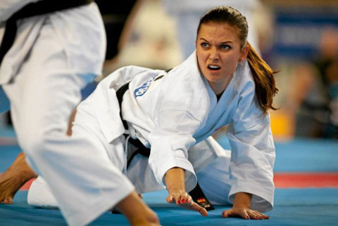 Nàng WAGs xinh đẹp tiếp theo mà sao thể thao không dám động vào đó là Anna Stachurska vợ của cầu thủ Lewandowski của Bayern Munich. Cô nàng sinh năm 1988 này là từng là thành viên của ĐT Karatedo Ba Lan.