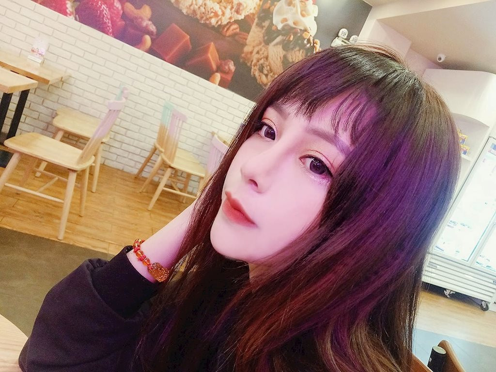 Nhưng khi có quyết tâm để có một gương mặt đẹp và thân hình mang dáng dấp nữ thần, Tú Nhi đã chiến thắng tất cả và cô đã thành công, được nhiều người biết tới.