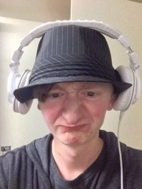 Để đảm bảo được hai vấn đề đó là phong cách và nghe nhạc thì hãy làm theo người đàn ông này. Bạn sẽ cực ngầu và được nhiều người chú ý tới.