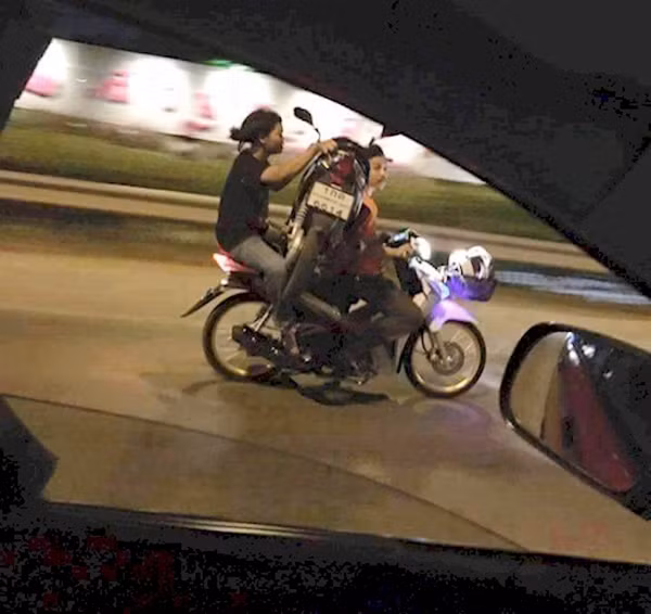 Xe máy tại các nước Đông Nam Á là phương tiện phổ biến. Chúng để chở người là chủ yếu thế nhưng, nhiều lúc chúng còn phải cõng theo đồng bọn của mình.