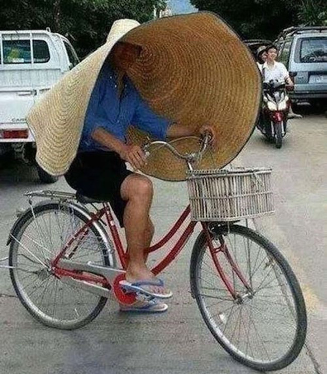 Chiếc nón rộng vành để có thể đi muôn nơi mà không sợ cái nắng ngày hè.