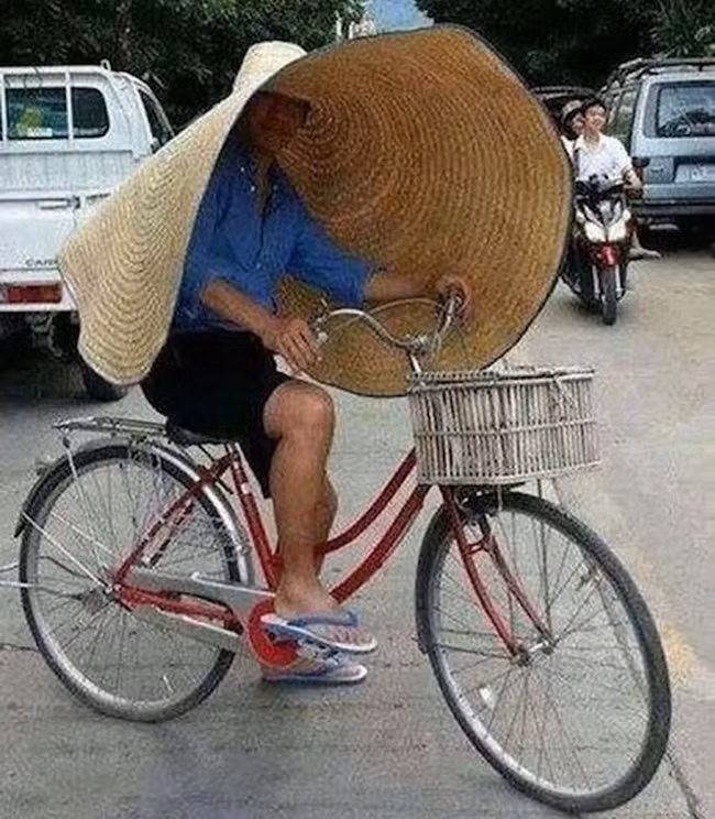 Chiếc nón rộng vành để có thể đi muôn nơi mà không sợ cái nắng ngày hè.