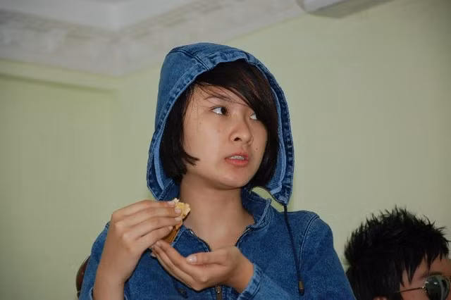 Khó mà nhận ra đây là Angela Phương Trinh nếu không xem cô diễn từ nhỏ. Đây là Trinh thời mộc mạc, chưa phải là ngôi sao sự kiện, xa lạ với thị phi. Phương Trinh mặt mộc tuy kém kiêu sa, sắc nét nhưng trong sáng và đáng yêu.