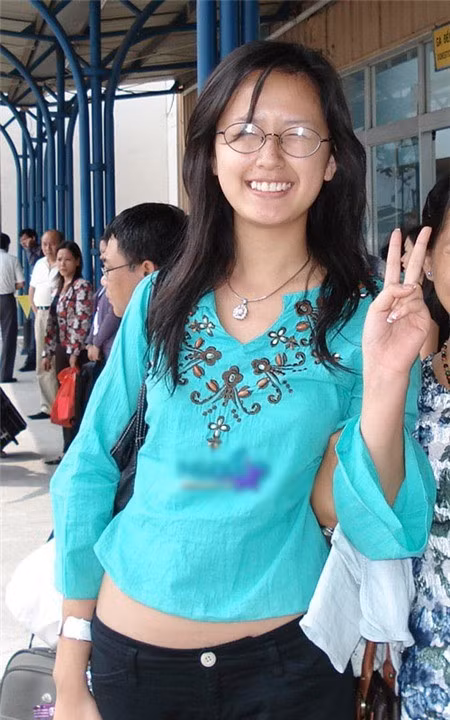 Khó mà tìm thấy sự liên quan giữa hình ảnh Hoa hậu Mai Phương Thúy lộng lẫy trong sự kiện như một nữ hoàng và hình ảnh cô nữ sinh năm 2006, khi còn là cô học sinh hồn nhiên.