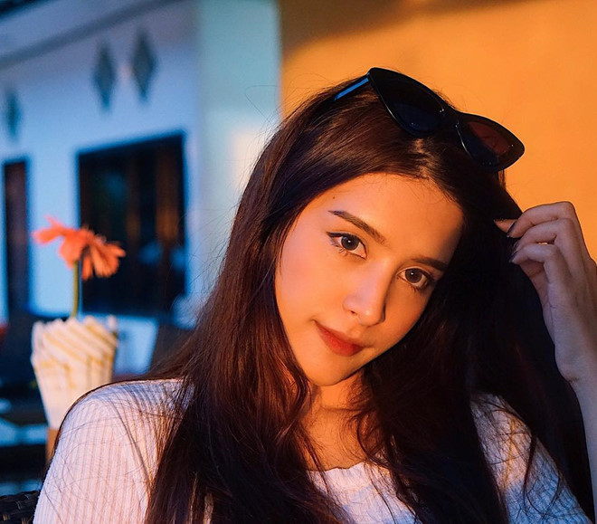 Kingkaew Karnthiang là hot girl Thái Lan được chú ý nhờ gương mặt V-line, đôi mắt hút hồn và vẻ ngoài lai Tây. Theo tìm hiểu, người đẹp 22 tuổi mang trong mình hai dòng máu Thái Lan và Pháp.