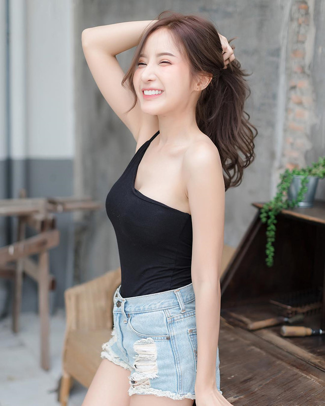 Nhờ gương mặt ăn ảnh, vóc dáng quyến rũ, Feary được nhiều nhãn hàng săn đón, mời làm mẫu ảnh và tham gia đóng phim.