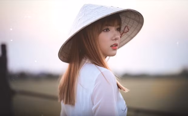 Jannine Weigel (sinh năm 2000) từng nhận được nhiều sự quan tâm từ cộng đồng mạng Việt khi cover ca khúc Bèo dạt mây trôi. Cô thừa hưởng nét đẹp lai từ 2 dòng máu Thái Lan và Đức.