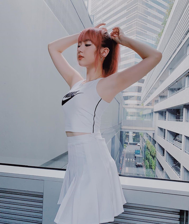 Jannine Weigel sở hữu vẻ ngoài xinh xắn, gương mặt sắc sảo cùng chiếc mũi cao thanh tú. Cô thường xuyên được nhận xét là ngoại hình đậm chất Tây và có phong cách thời trang cá tính.