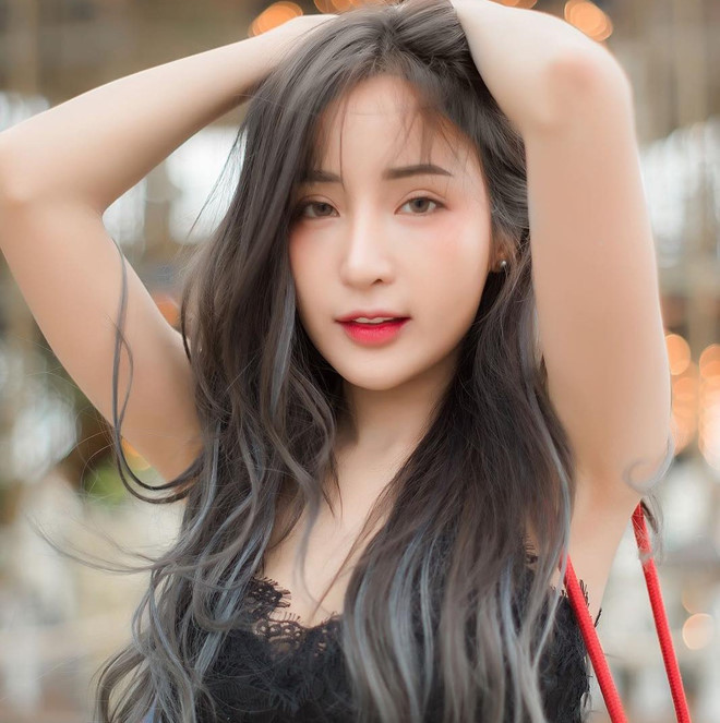 Cũng chính nhờ nhan sắc và độ phủ sóng của mình, Feary hiện sở hữu trang cá nhân có hơn 1,2 triệu lượt theo dõi.