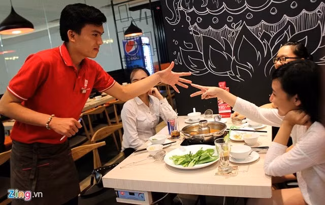 Trước đó, trên mạng không thiếu những mẩu tin quảng cáo với những khuyến mại siêu dị được các nhãn hàng đưa ra dành cho các khách hàng của mình. Trên ảnh là chiêu thức hút khách của một nhà hàng Thái tại quận 1, TP HCM, cửa hàng này đã đưa ra chương trình khuyến mãi, oẳn tù tì. Khách phải oẳn tù tì với nhân viên của nhà hàng, và nếu thắng cuộc sẽ được giảm ngay 30% giá trị của tổng hóa đơn ăn uống ở quán. Ảnh: Zing