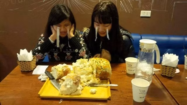 Nếu không ăn hết hay dừng giữa chừng, khách tham gia đó sẽ phải trả cho quán 99.000 đồng. Thoạt nghe tưởng chừng “dễ ăn”, nhưng trong số gần 180 người (tức gần 90 cặp đôi) dự thi trong 9 ngày thì hiện mới có 2 cặp vượt qua thách thức. Ảnh sử dụng trong bài: Sưu tầm Facebook