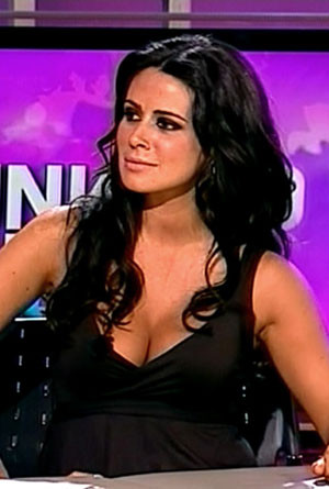 Nani Gaitan hơn Ramos tới 10 tuổi. Trong thời gian còn mặn nồng với tình cũ Reyes, Ramos đã bắt đầu tìm đến ve vãn, tán tỉnh 'máy bay già' Gaitan.