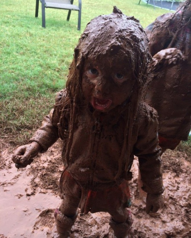 Nếu thiếu đi những trò nghịch bẩn khiến mặt mũi lấm lem, đầu óc bù xù thì chắc hẳn tuổi thơ sẽ kém đi những kỉ niệm.