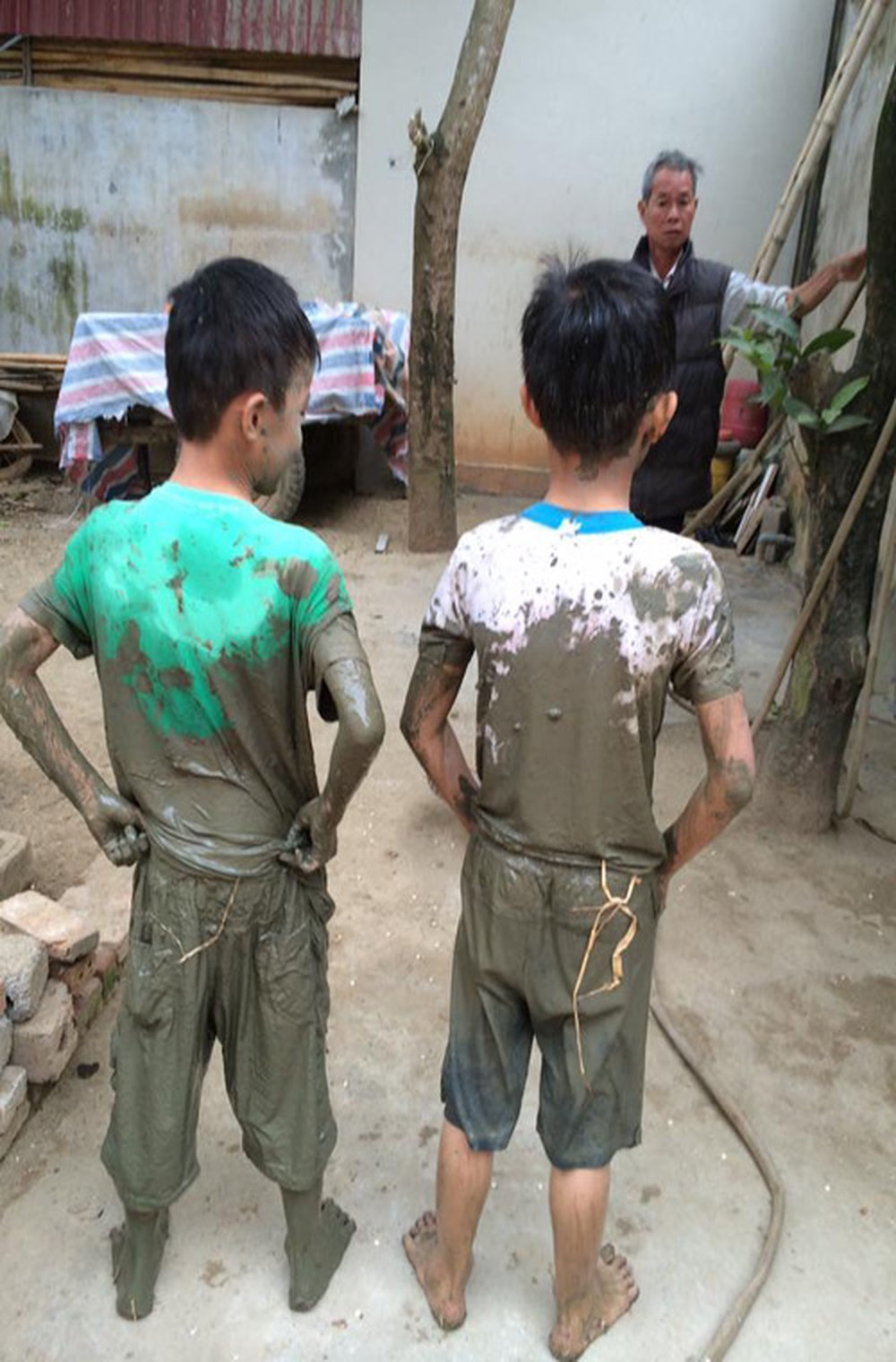 Hậu quả là cậu đã phải lãnh trọn một cú ngã nhớ đời khi lãnh đủ chất bẩn dưới mương từ đầu đến chân. May mắn là cô bán nước nhìn thấy nên đã kịp thời đến cứu nguy cho "tay lái lụa" nhí.