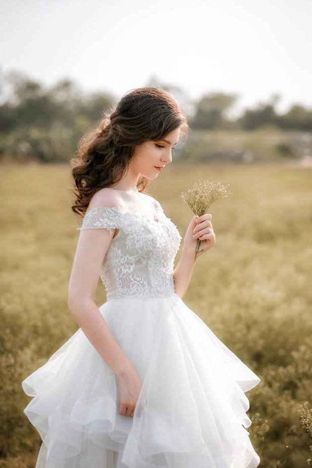 Từ năm 13 tuổi, Ngọc Hằng đã sở hữu chiều cao ấn tượng 1,70 m. Chính bởi vậy, hot girl lai Việt - Nga này được mời làm mẫu cho nhiều studio và thương hiệu thời trang.