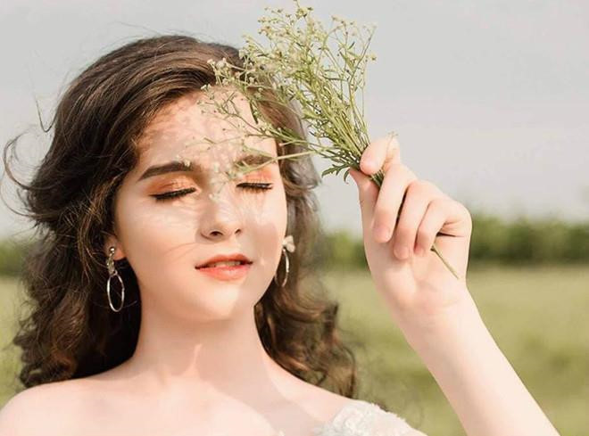 Nguyễn Ngọc Hằng sinh ra tại Nga – quê hương của cha – vào năm 2005. Lúc 6 tuổi, Hằng về Việt Nam sống tại quê mẹ. Từ nhỏ, "bông hồng lai" Việt - Nga này đã được mẹ dạy tiếng Việt.