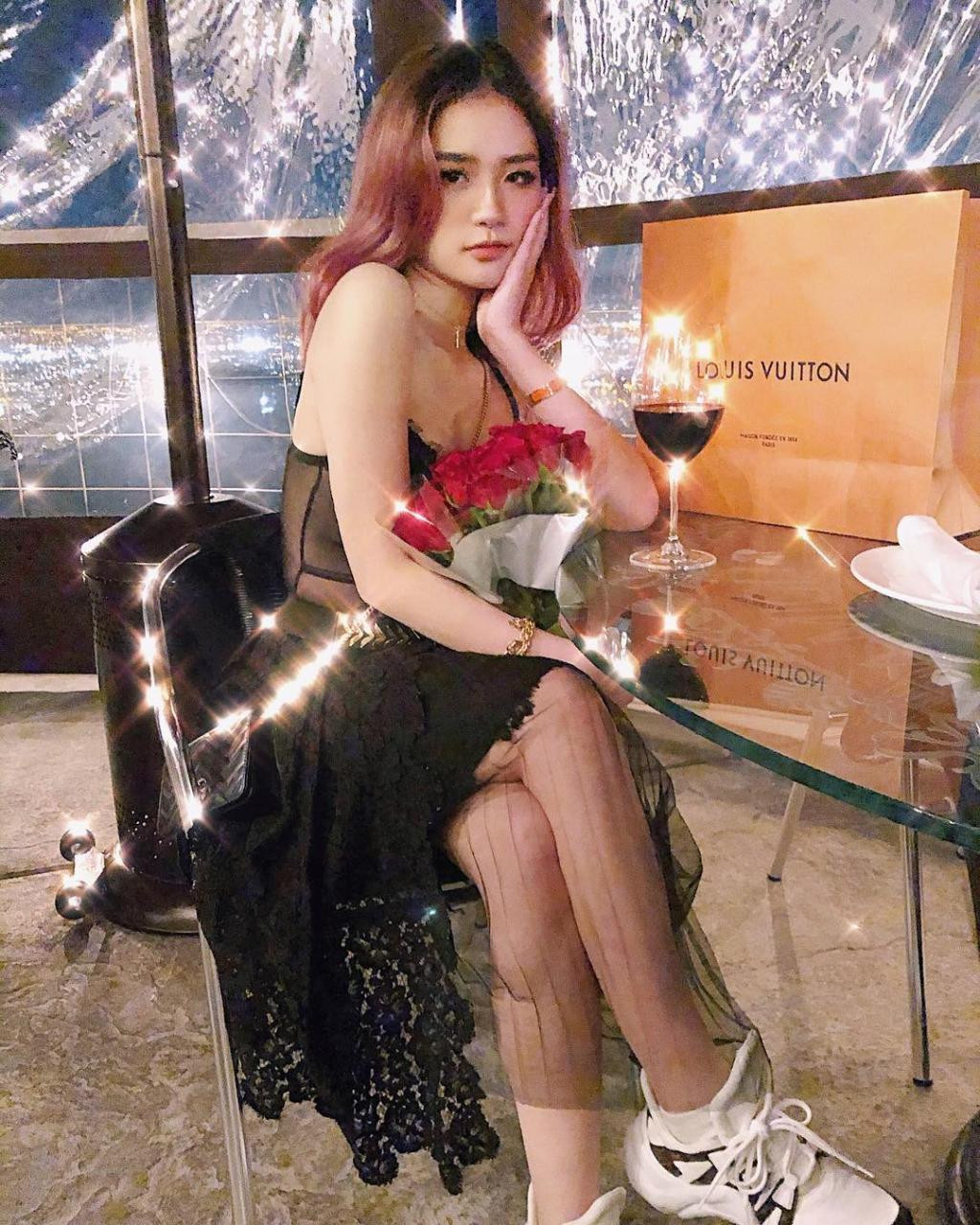 Mai Diz thường xuyên xuất hiện bên xế hộp đắt tiền hay khoe hàng hiệu sang chảnh.