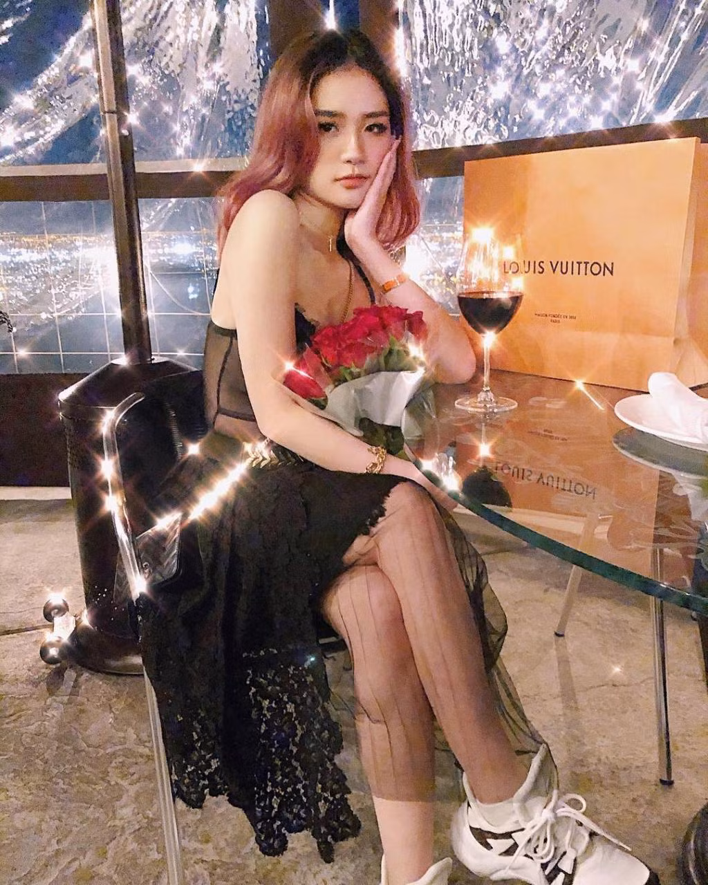 Mai Diz thường xuyên xuất hiện bên xế hộp đắt tiền hay khoe hàng hiệu sang chảnh.