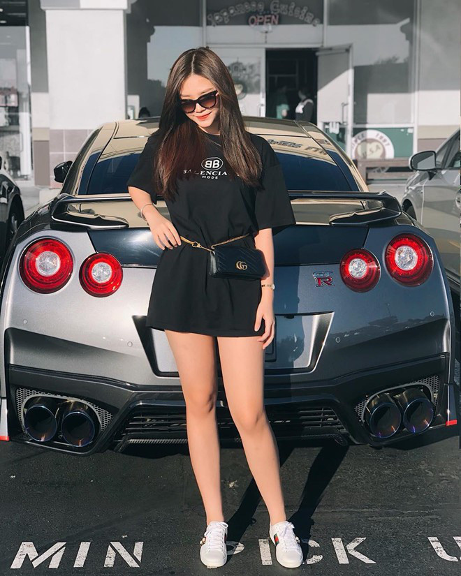 Từ một cô nữ sinh giản dị, Mai Diz đã lột xác với hình ảnh trưởng thành và quyến rũ hơn nhiều. Bông hồng lai 10X không ngần ngại thử nghiệm những kiểu trang điểm đậm lạ mắt, những màu tóc sáng hay các bộ trang phục gợi cảm táo bạo hơn.