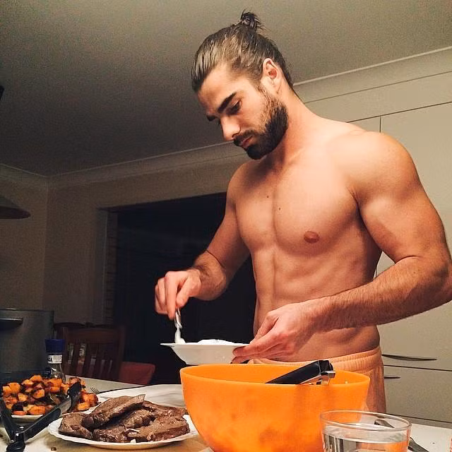 Đẹp trai, để râu, nam tính, cơ bắp, vui tính, yêu động vật, khéo tay mà một mái tóc dài dù được búi tó hay để buông xõa là những yếu tố khiến trái tim của mọi cô gái phải "nhảy tưng tưng" trong lồng ngực.