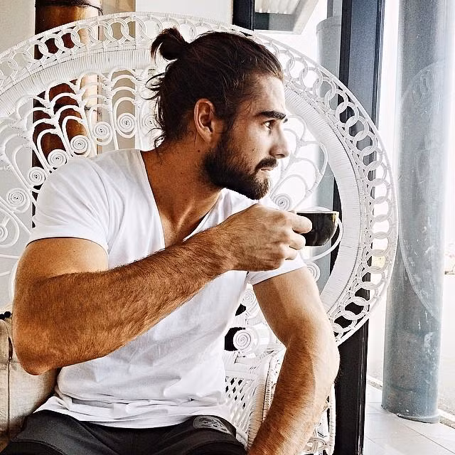 Hãy tưởng tượng, một sớm các bạn nữ thức dậy thấy một anh chàng vạm vỡ với cơ bụng 6 múi, khuôn mặt điển trai với hàng râu quai nón và mái tóc dài buông thõng đang đứng trong bếp làm bữa ăn sáng bảo sao không yêu cho được.