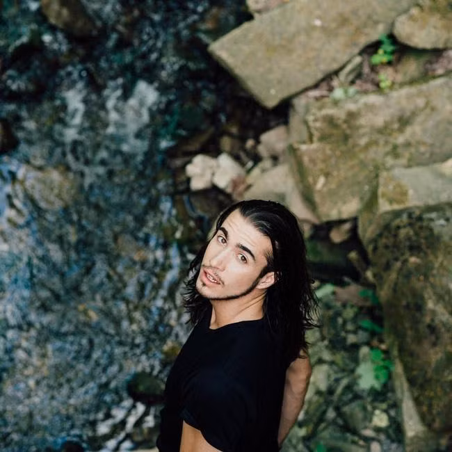 Mái tóc dài đặc trưng, đôi mắt sâu hút hồn, nụ cười có chút gì đó rất dịu dàng khiến các chàng trai tóc dài có phần hoang dã nhưng cũng thừa độ nhẹ nhàng khiến chị em không khỏi say mê.