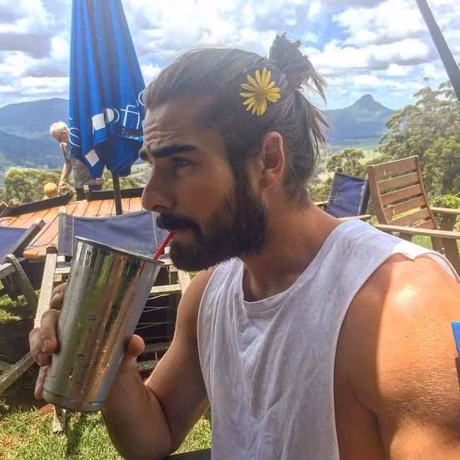 Tóc dài giờ không chỉ thuộc về phái nữ là điều được chính những chàng trai để tóc dài khẳng định, tóc ngắn có thể tăng độ nam tính cho phái mạnh thì tóc dài cũng có thể làm điều đó.