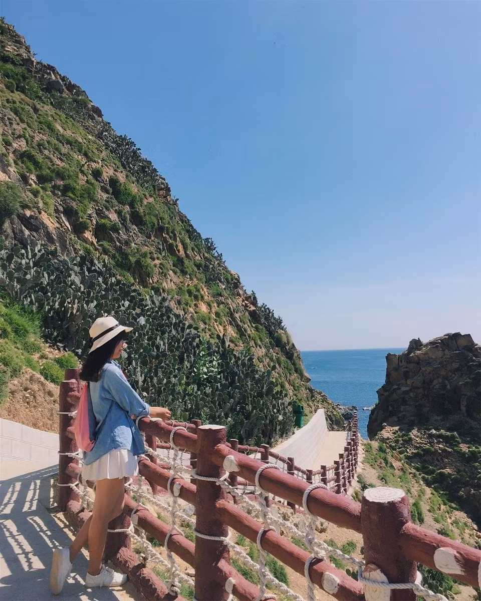 Eo Gió hoang sơ và kỳ vĩ không thua bất kỳ vùng biển nào ở miền Trung Việt Nam. Nó như 1 điều kỳ diệu nằm giữa những rặng núi đá, mà bạn phải tìm hiểu, khám phá mới đến được đó.