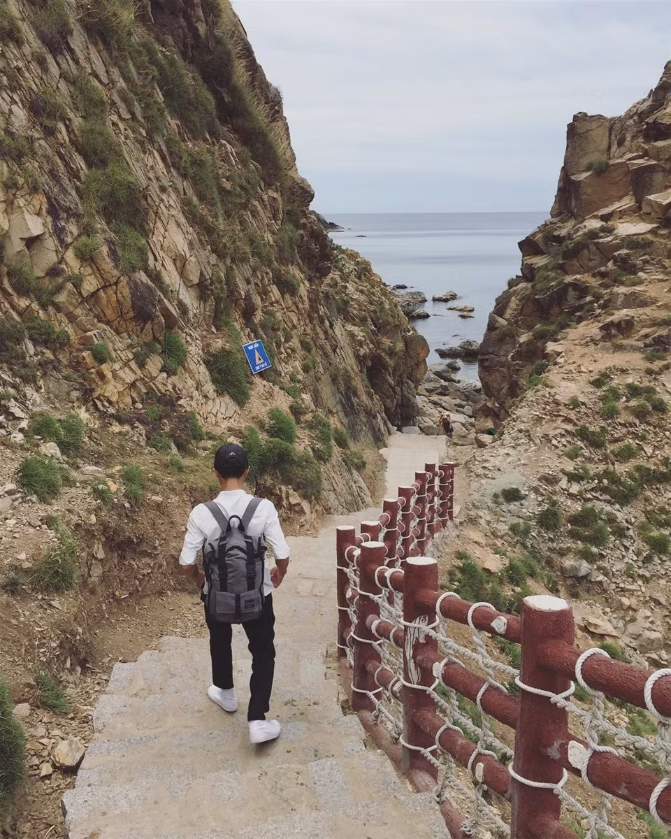 Đặc biệt, Eo Gió mới xuất hiện cung đường đi bộ tuyệt đẹp trên lưng chừng dãy núi, với hàng ngàn bậc thang được dựng với tay vịn an toàn, đẹp mắt và nổi bật với màu đỏ gạch, trắng.