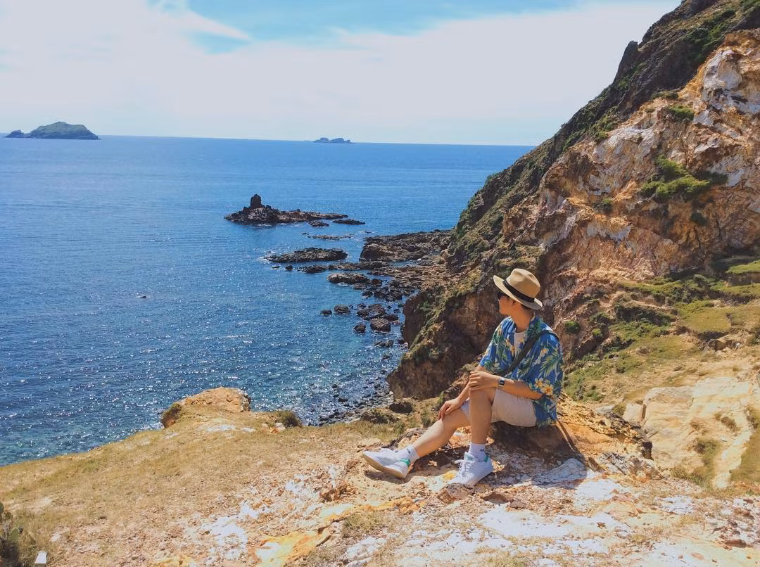 Khi đến được rồi, bạn sẽ bắt đầu À! Ồ! bởi làn nước trong xanh vô cùng, bởi những vách núi đá cao với các hình thù lạ mắt ôm trọn cả vùng biển, bởi cảm giác nằm trên những tảng đá, nghe gió biển thổi bên tai, bình yên không thể tả.