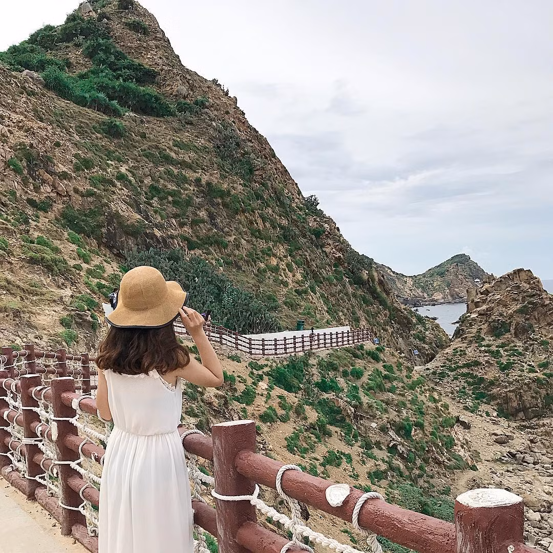 Con đường ven biển tuyệt đẹp này là vùng đất Eo Gió, đoạn eo biển ở Nhơn Lý - thành phố Quy Nhơn.