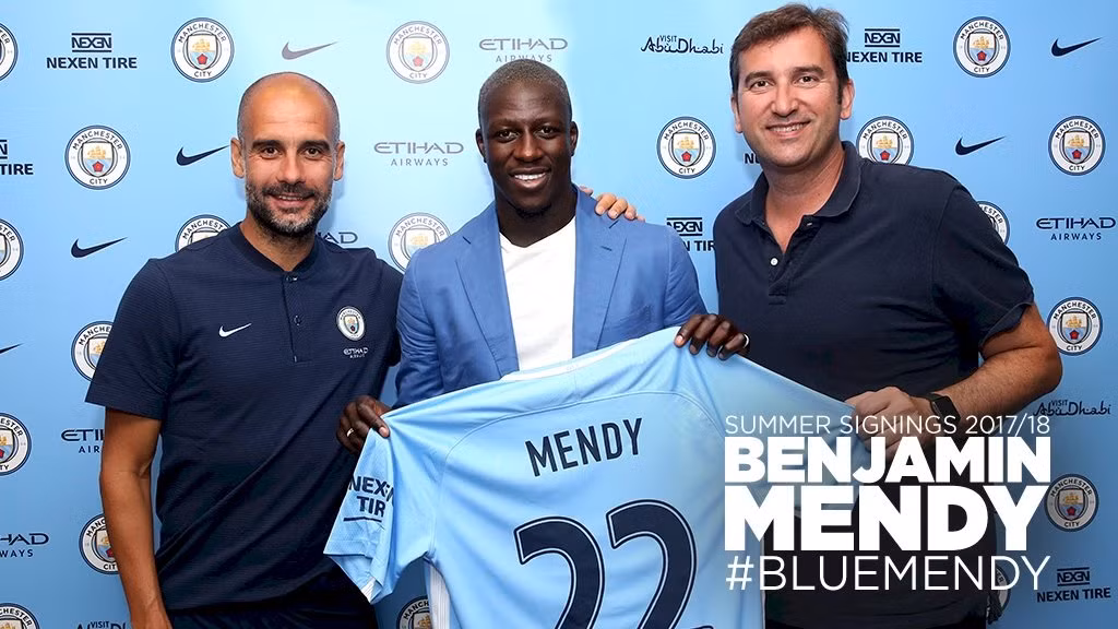 Mendy đã là người của Man City: Sau khi hoàn tất thủ tục kiểm tra y tế ở Los Angeles, Benjamin Mendy đã kí hợp đồng 5 năm với Man City. Theo BBC, The Citizens đã phải chi 52 triệu bảng để có hậu vệ này. Mendy là hậu vệ cánh thứ 3 cập bến Etihad trong phiên chợ Hè năm nay, sau Kyle Walker và Danilo. Ảnh: Facebook