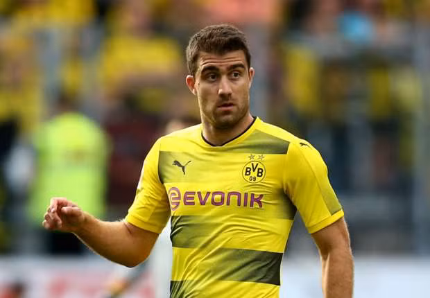 Dortmund từ chối Juventus: Theo thông tin chuyển nhượng bóng đá từ Giám đốc thể thao của Dortmund, ông Michael Zorc khẳng định sẽ không bán trung vệ Sokratis Papastathopoulos cho Juventus. Nhà ĐKVĐ Serie A hiện đang tìm kiếm trung vệ mới thay thế Leonardo Bonucci, người đã chuyển sang khoác áo AC Milan. Ảnh: Calcio