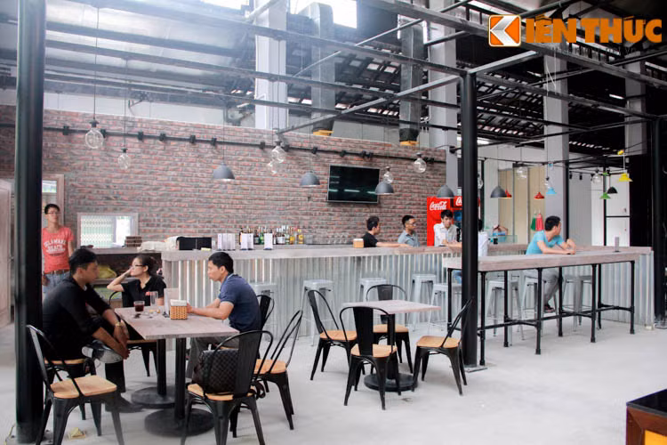 Quán cafe được bài trí hết sức đơn giản nhưng không kém phần ấn tượng trong khuôn viên của The Yard.