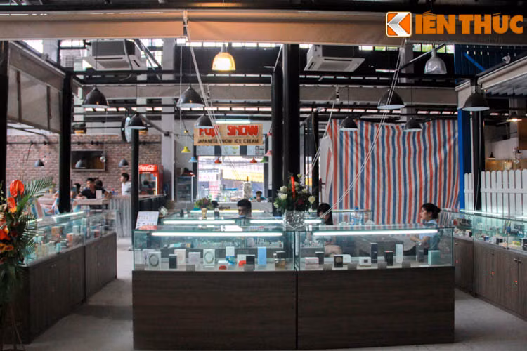 Tuy nhiên khu tổ hợp này vẫn đang trong thời gian hoàn thiện nên các gian hàng chưa được phong phú và đa dạng như nhiều teen mong đợi.