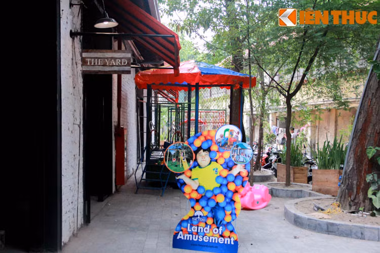 The Yard cũng dành riêng một không gian cho các em nhỏ với những khu vui chơi như nhà bóng, bập bênh hay cầu trượt. Hy vọng đây sẽ là điểm đến đáp ứng được nhu cầu ăn chơi, cũng như hợp với túi tiền của giới trẻ sau khi nó được hoàn thiện.